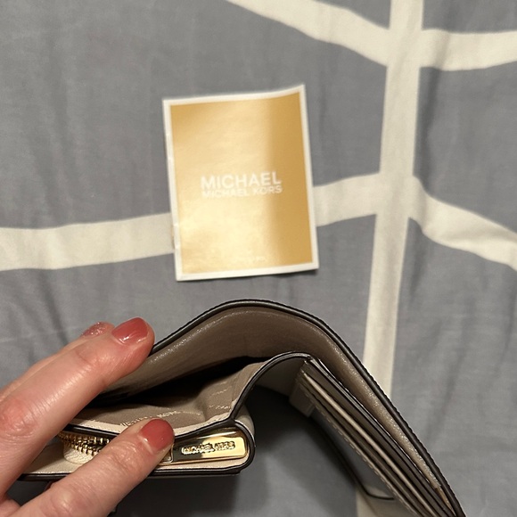 Michael Kors Beige Wallet with Card Suits - Picture 5 of 5